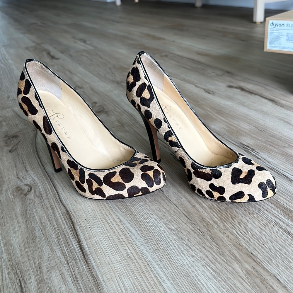 Leopard print pumps